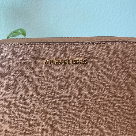 ♦️SOLD♦️ Michael Kors Large Leather Jet Set Item East West Crossbody Brown - Picture 4 of 15